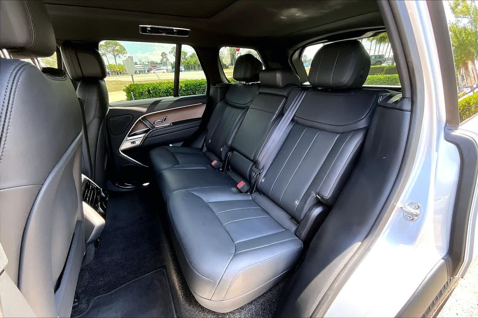 Used 2025 Hakuba Silver Metallic Land Rover SE image 36