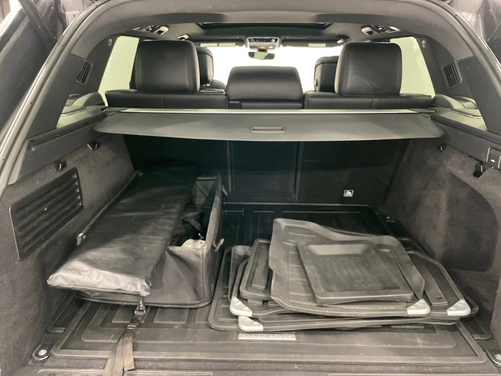 Used 2019 BLACK Land Rover HSE image 8