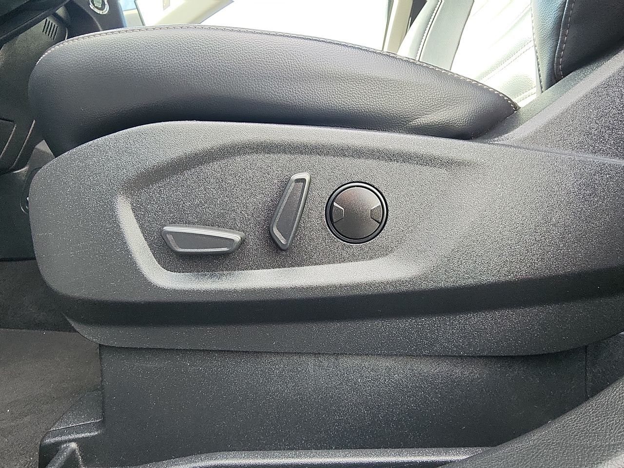 Used 2024 Oxford White Ford SEL image 12