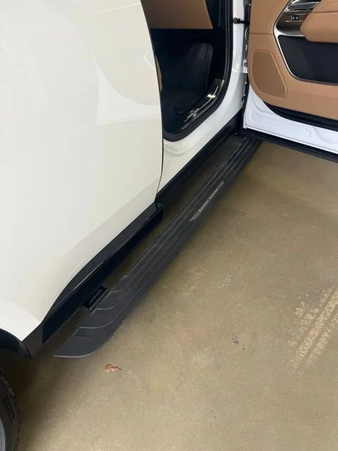 Used 2025 Fuji White Land Rover SE image 8