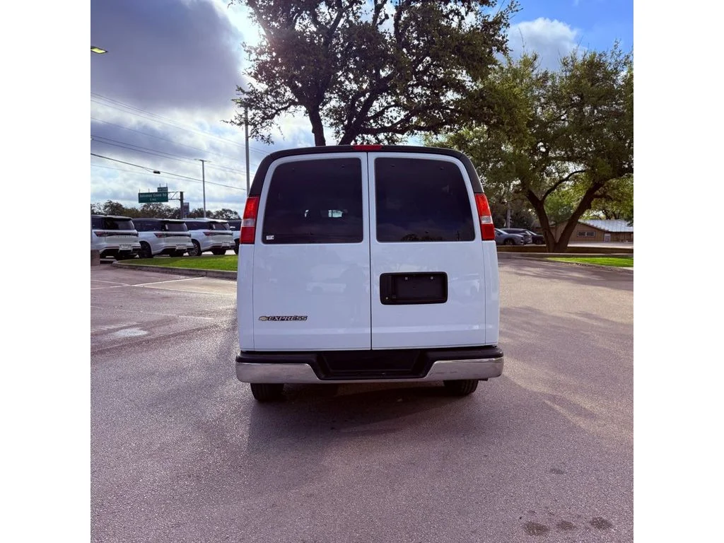 Used 2025 Summit White Chevrolet LT image 6