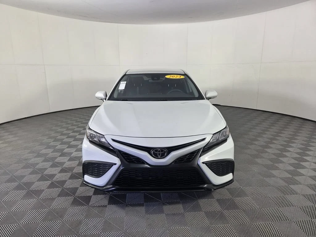 Used 2024 Ice Toyota SE image 4