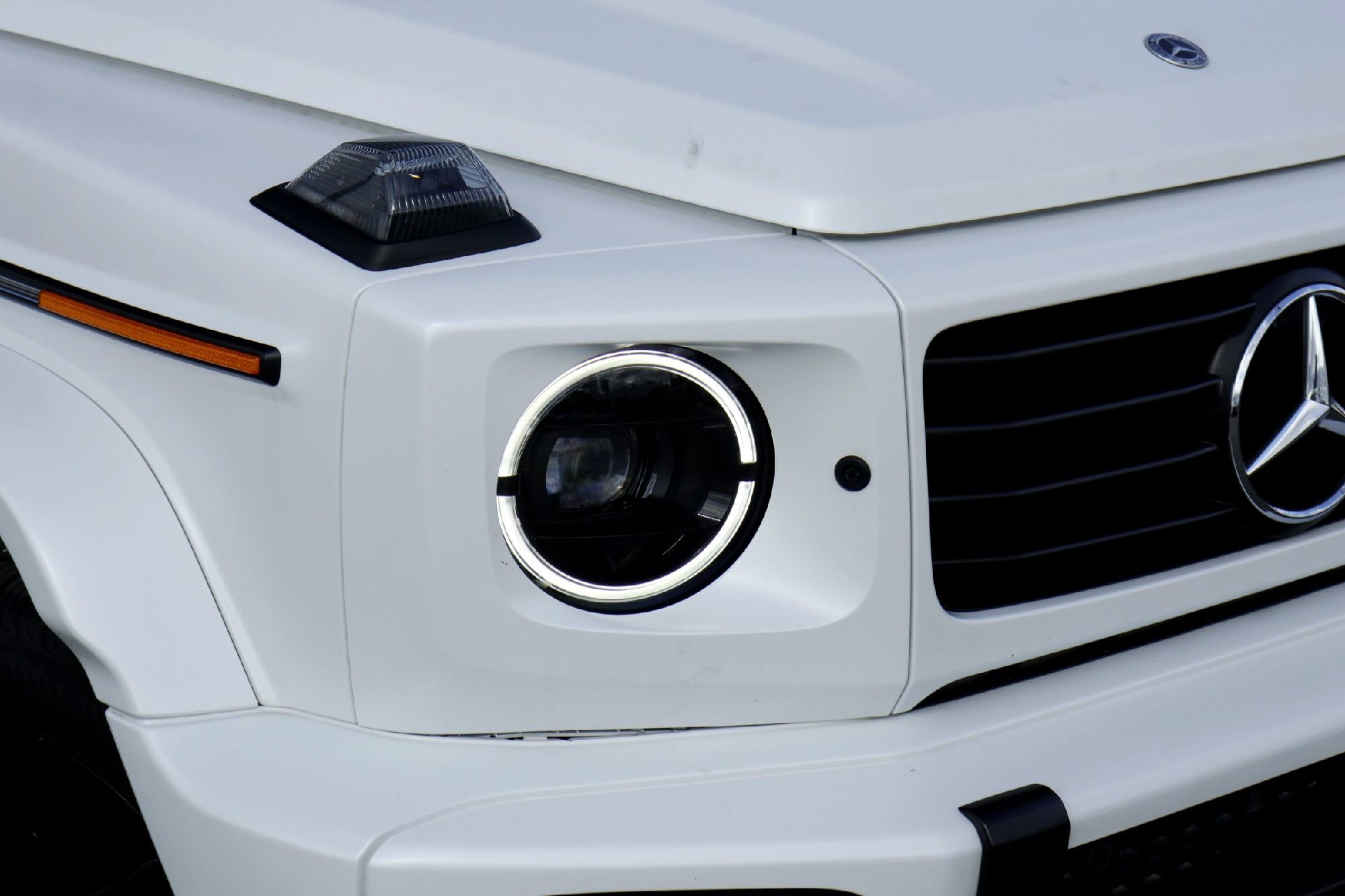 Used 2025 MANUFAKTUR Moonlight White Magno Mercedes-Benz G 580e image 2