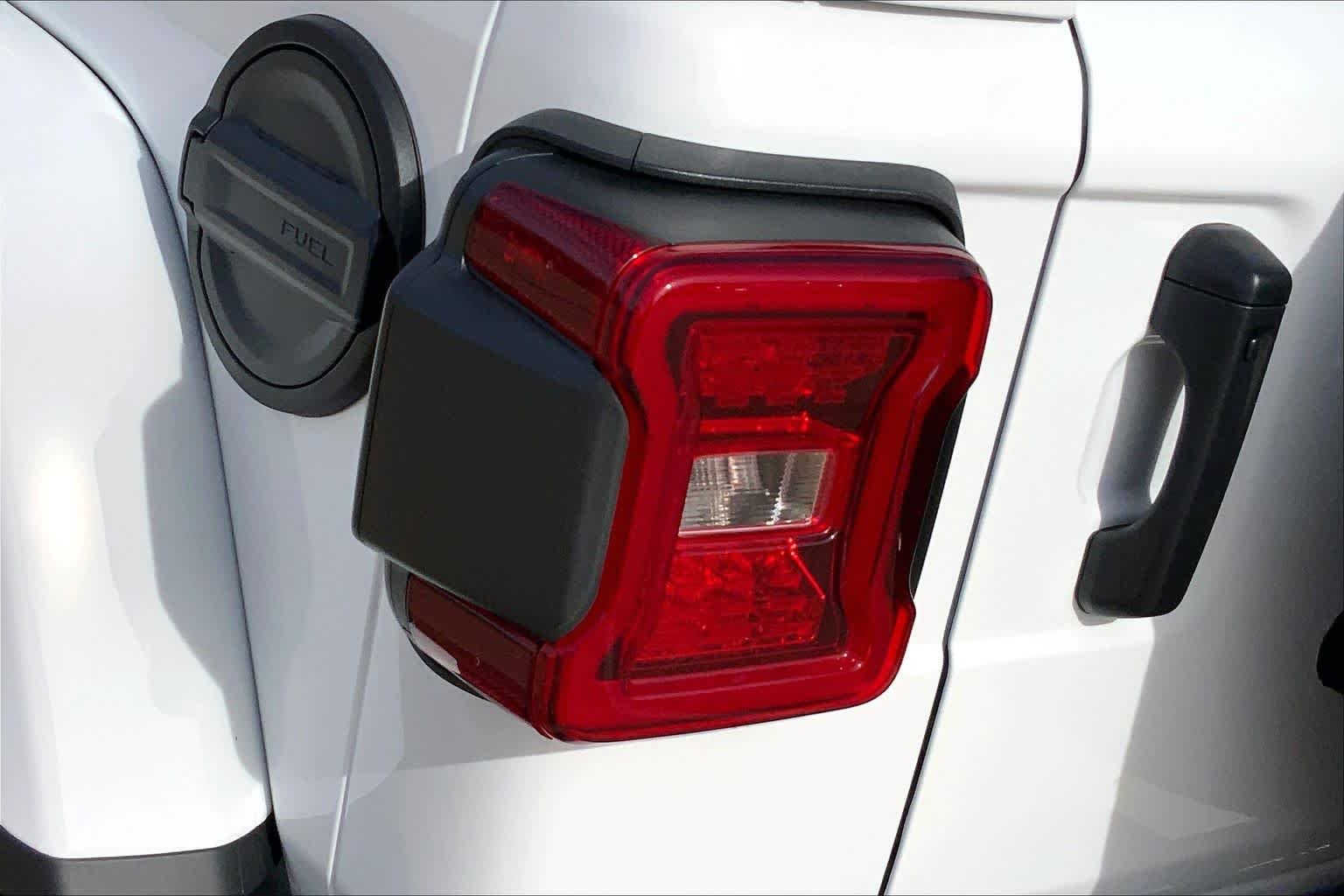 New 2026 Bright White Clear-Coat Exterior Paint Jeep Rubicon X image 14
