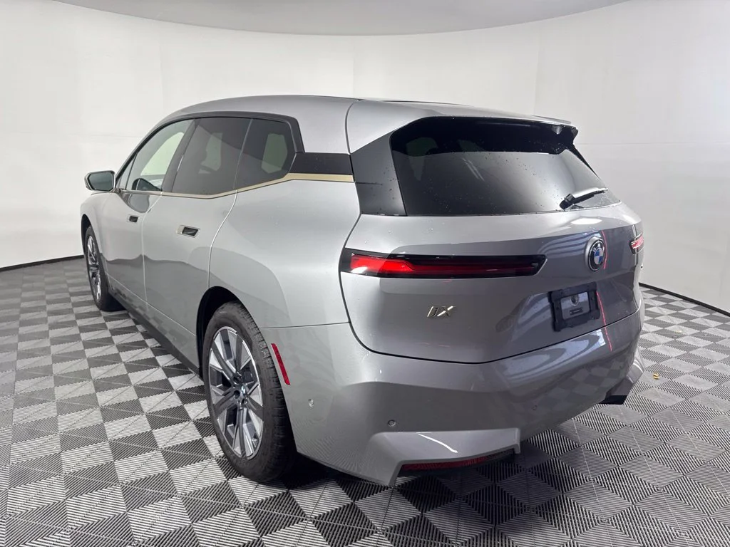 Used 2026 Silver BMW xDrive60 image 7