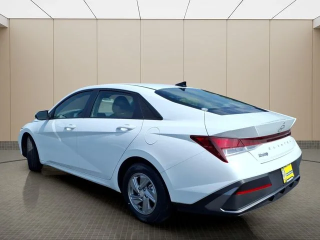 Used 2025 White Hyundai SE image 11