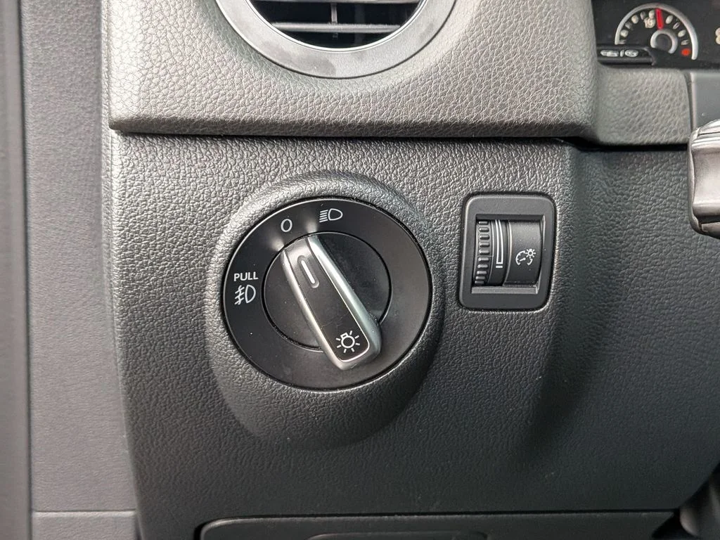 Used 2015 Silver Volkswagen SEL image 17