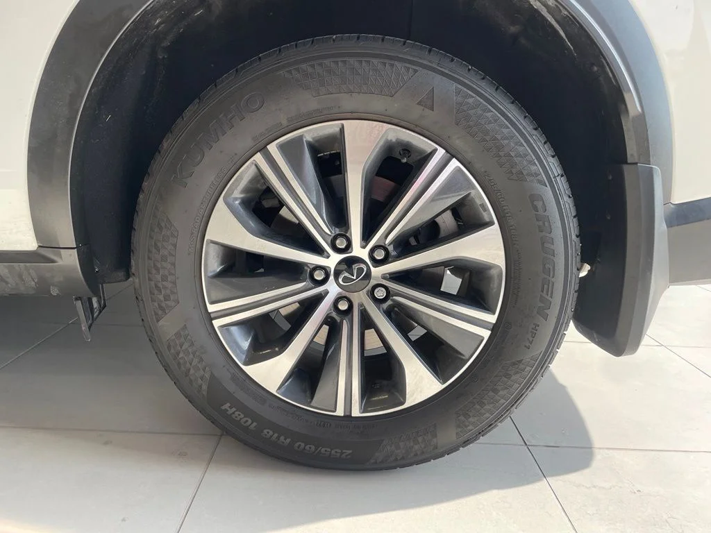 Used 2025 White INFINITI PURE image 19
