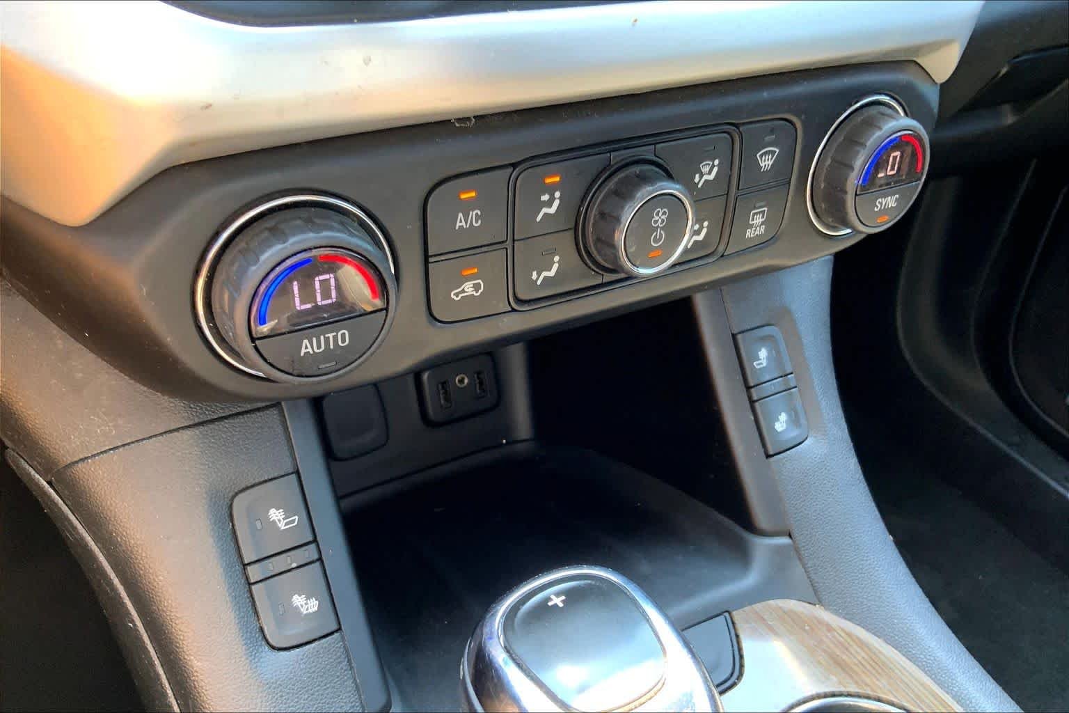 Used 2019 Summit White GMC SLE image 34