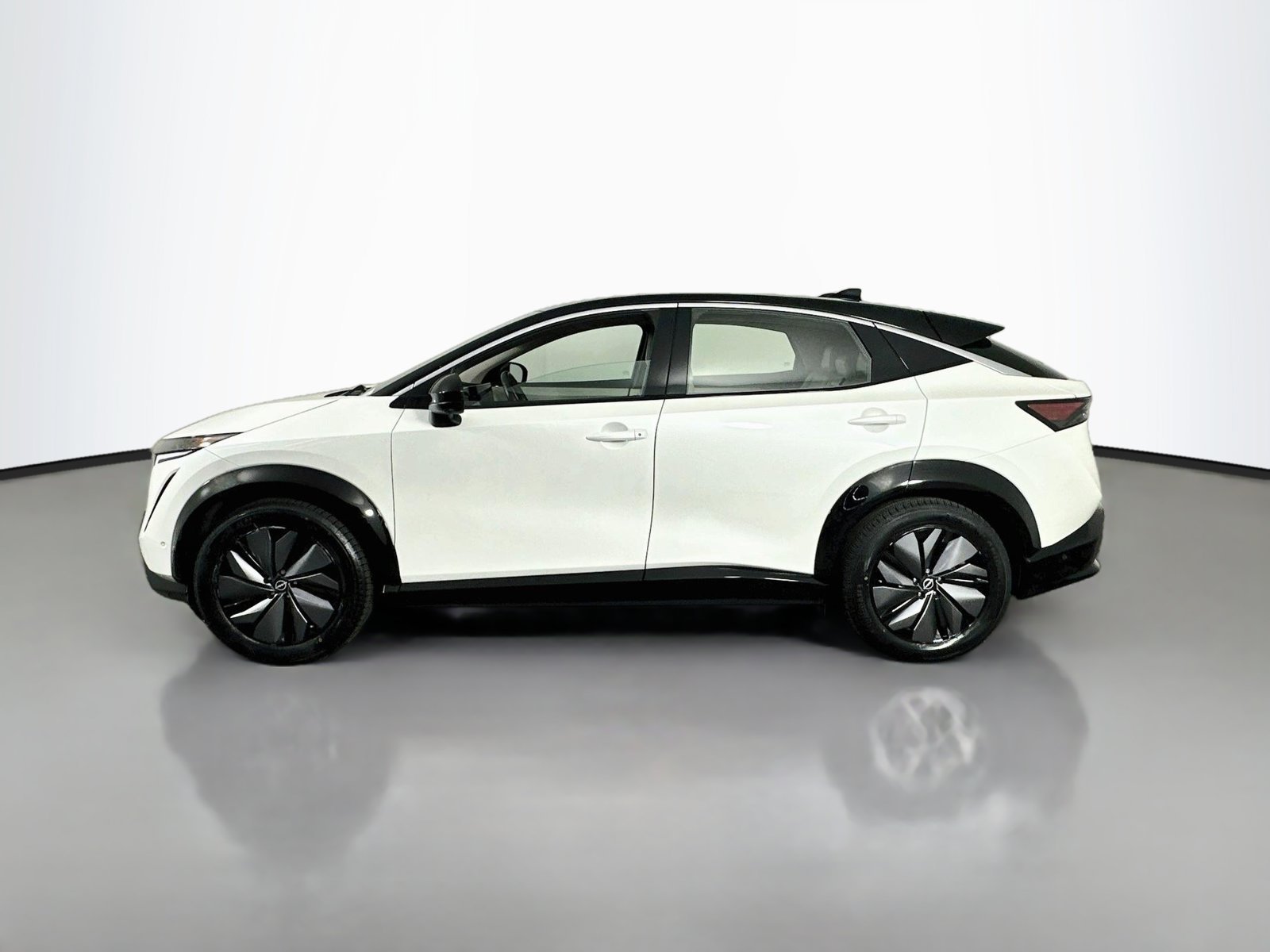 Used 2024 Everest White Pearl Tricoat/Black Diamond Pearl Nissan EMPOWER+ image 4