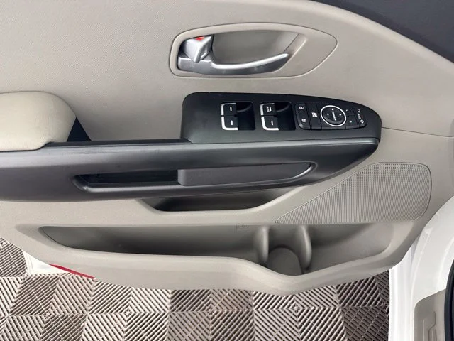 Used 2015 White Kia LX image 20