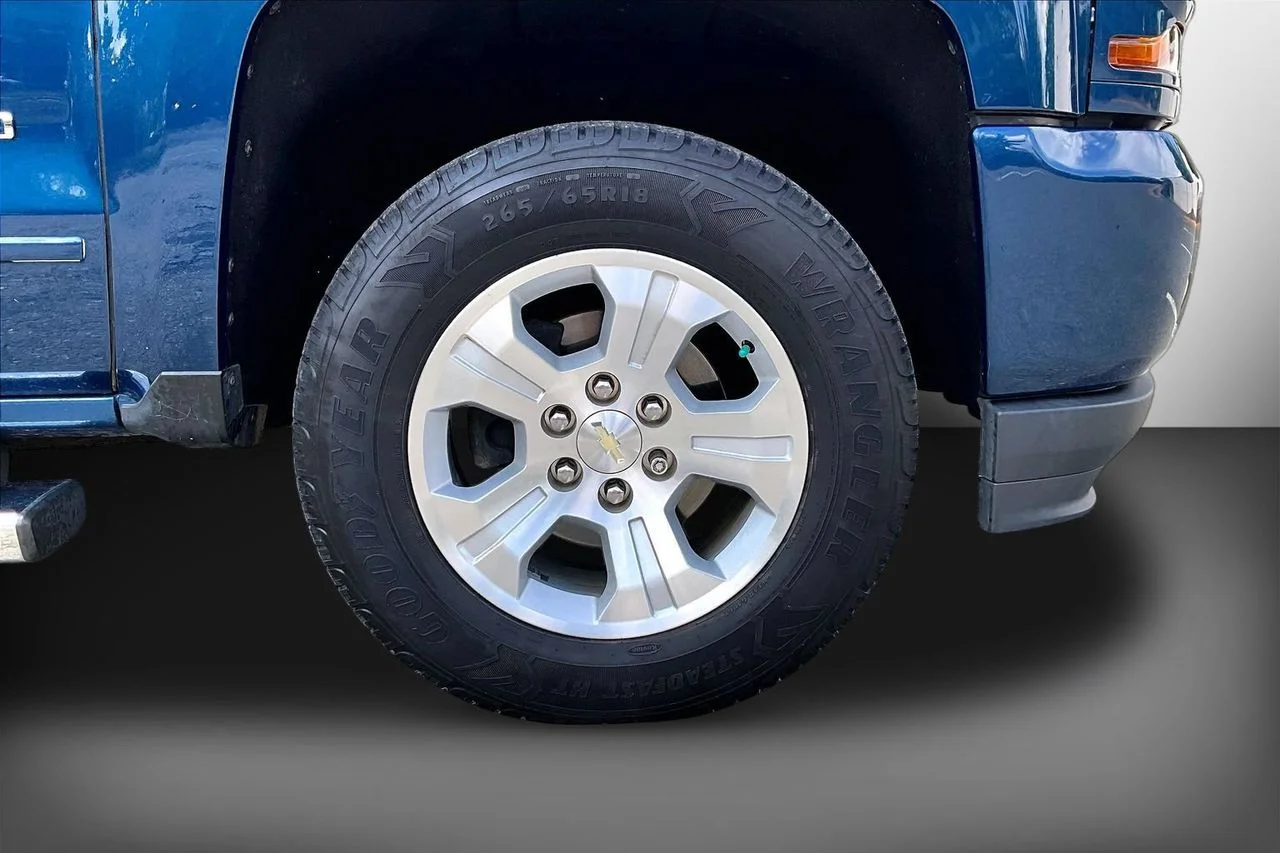 Certified Used 2018 Blue Chevrolet LT image 33
