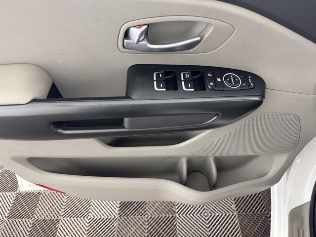 Used 2015 White Kia LX image 20
