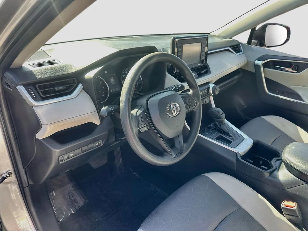 Used 2022 Silver Toyota XLE image 9