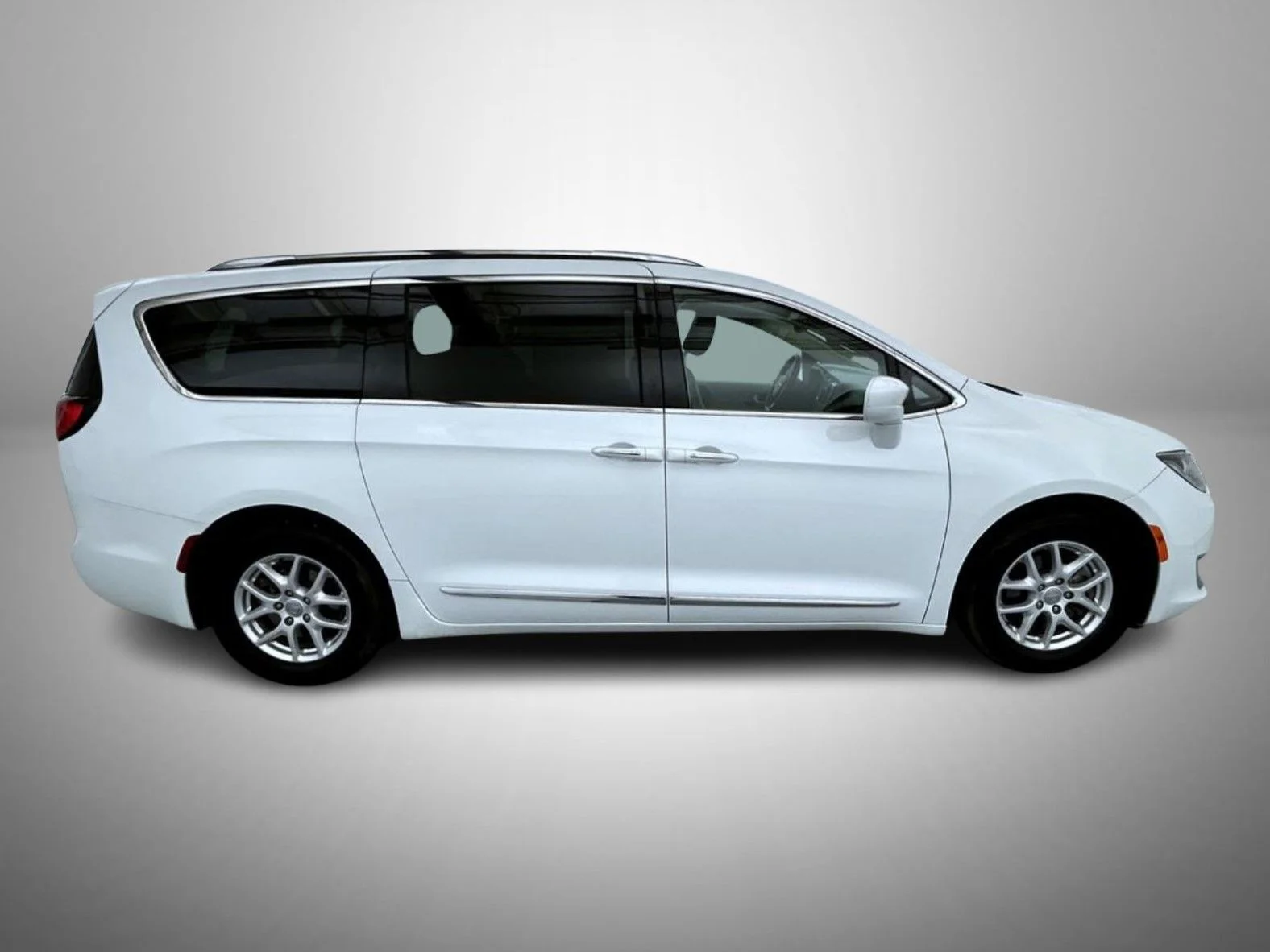 Used 2020 White Chrysler Touring L image 4