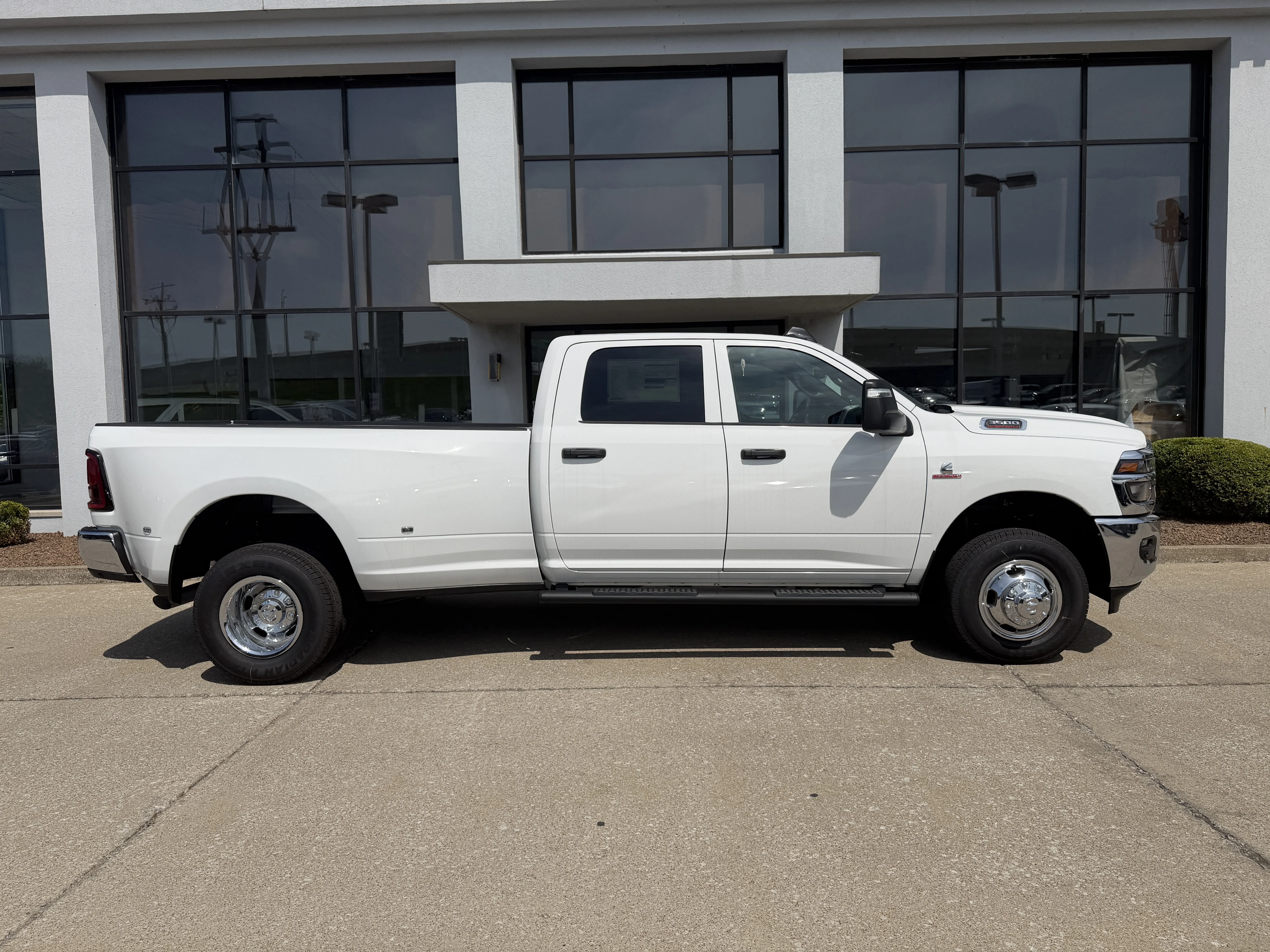 New 2026 Bright White Clear-Coat Exterior Paint RAM Tradesman image 3