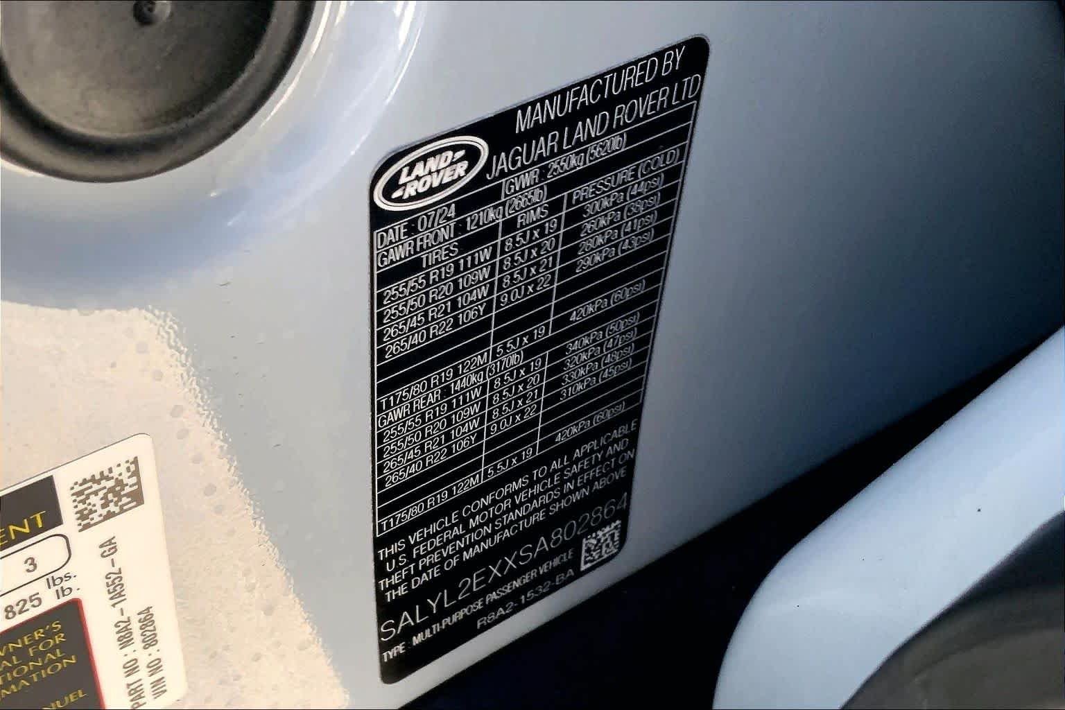 Certified Used 2025 Arroios Grey Metallic Land Rover Dynamic SE image 31