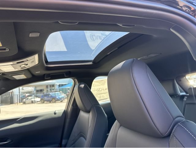 2026 Lexus UX Hybrid 300h - Photo 7