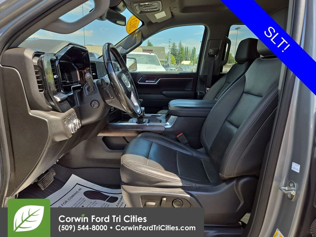 Used 2023  GMC SLT image 2