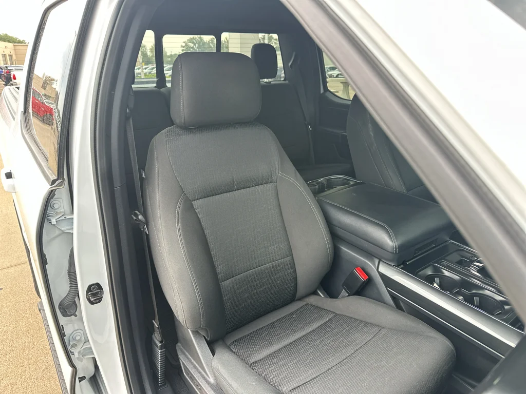 Used 2023 Oxford White Ford XLT image 33