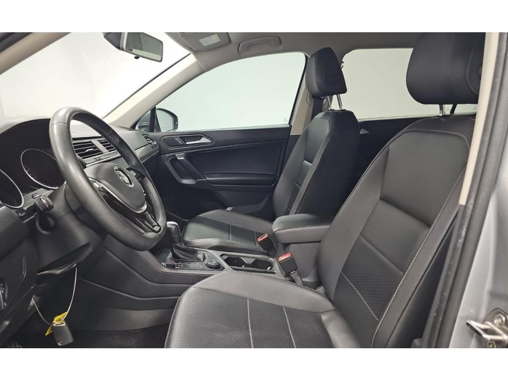 Used 2020 Pyrite Silver Metallic Volkswagen SE image 2