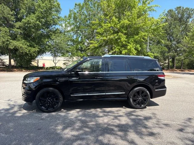 Used 2022 Black Lincoln Reserve image 2