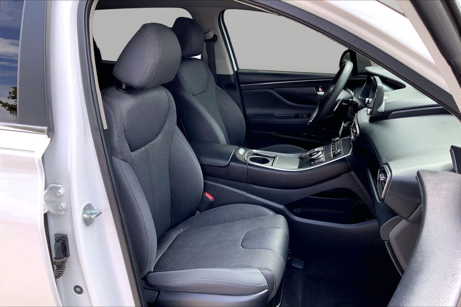Used 2021 Quartz White Hyundai SE image 9