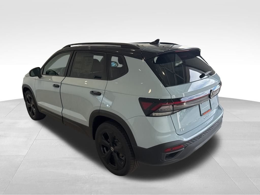 2025 Volkswagen Taos SE photo 3