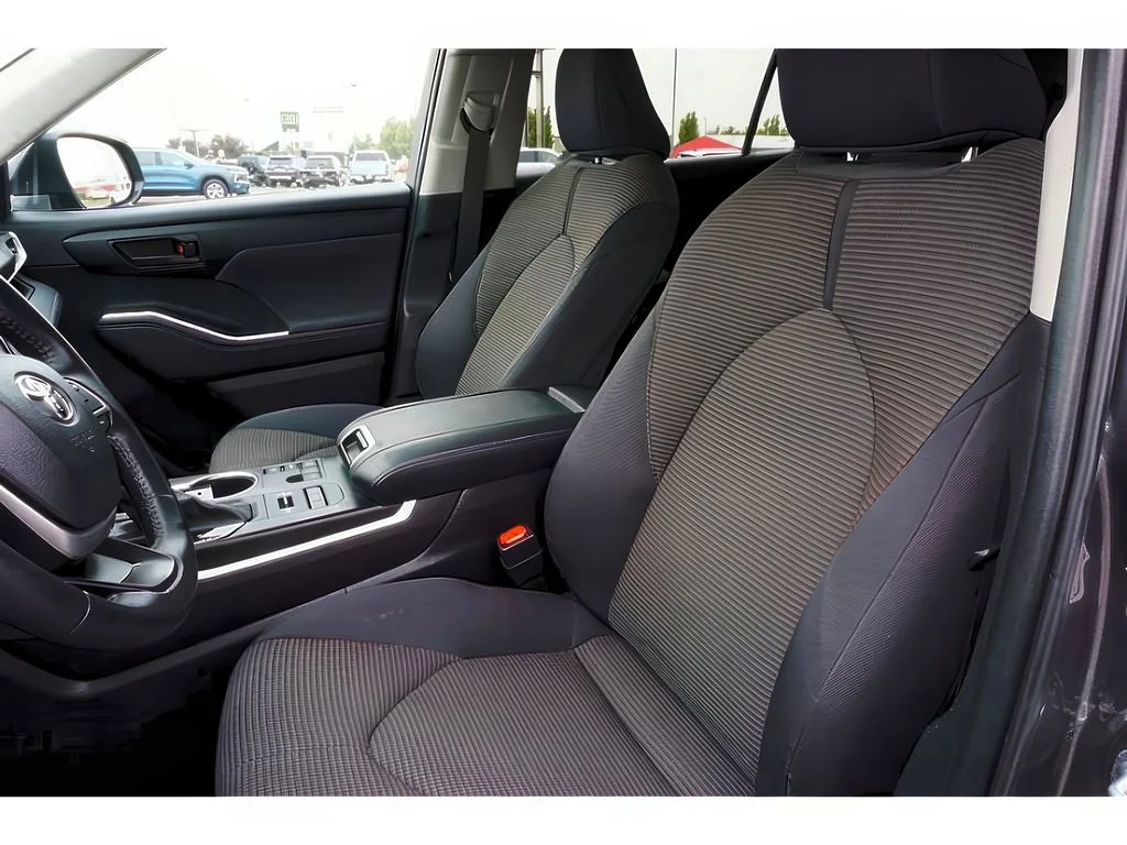 2024 Toyota Highlander LE - Photo 11