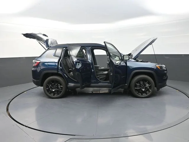 New 2026 Fathom Blue Pearl-Coat Exterior Paint Jeep Latitude image 36
