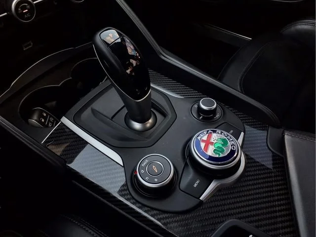 Used 2018  Alfa Romeo  image 9
