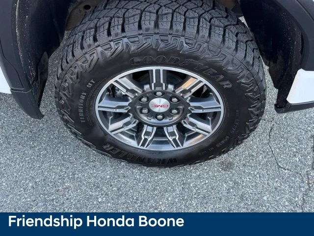 Used 2025 White GMC AT4 image 10
