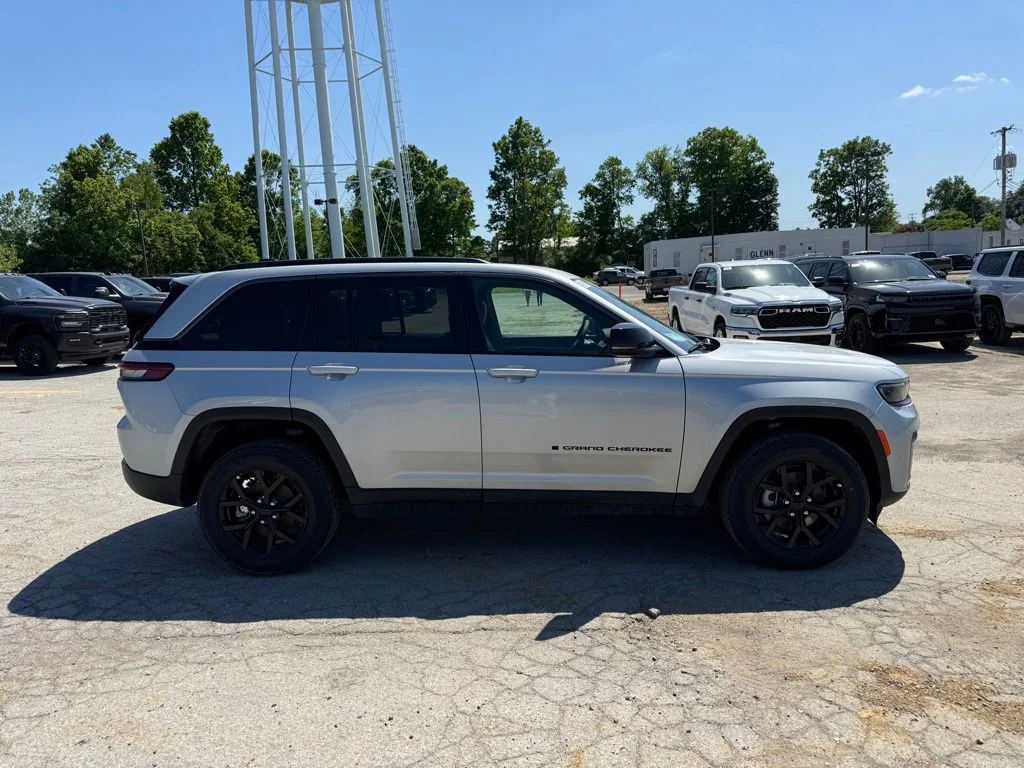 New 2026 Silver Zynith Exterior Paint Jeep Altitude image 5