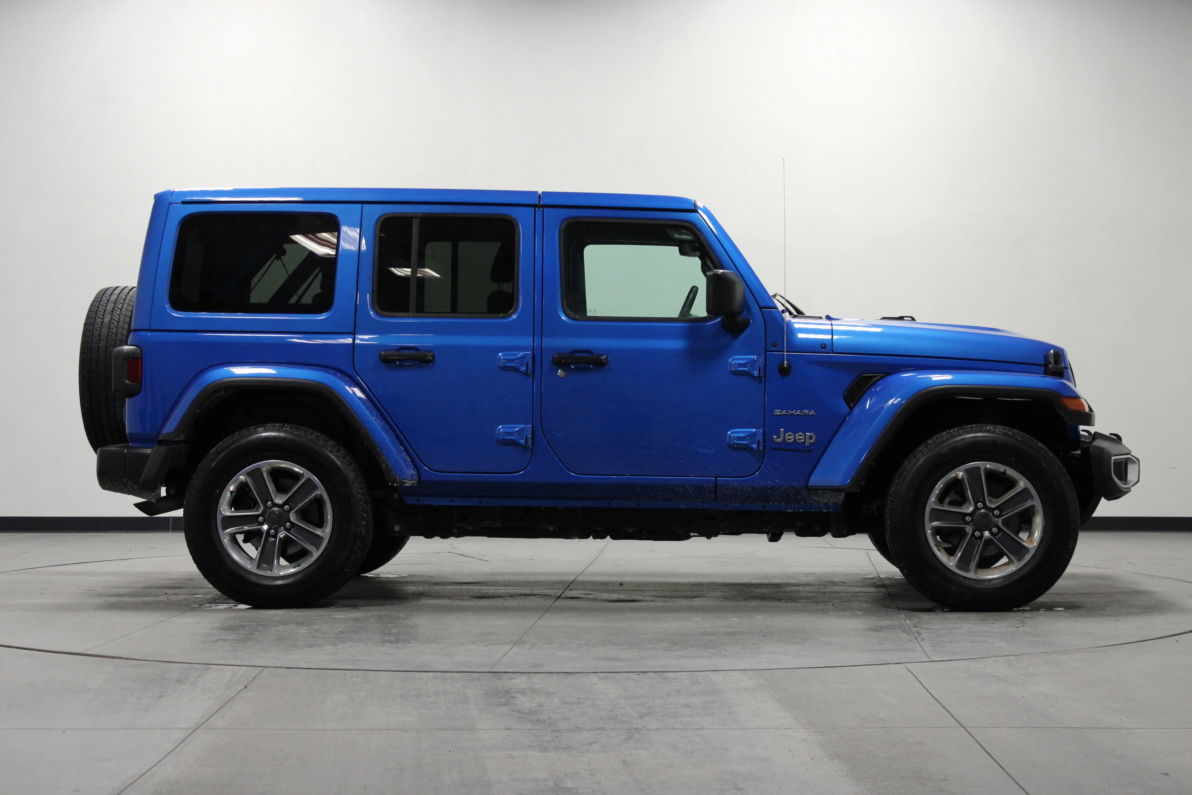 Used 2023 Hydro Blue Pearlcoat Jeep Sahara image 3