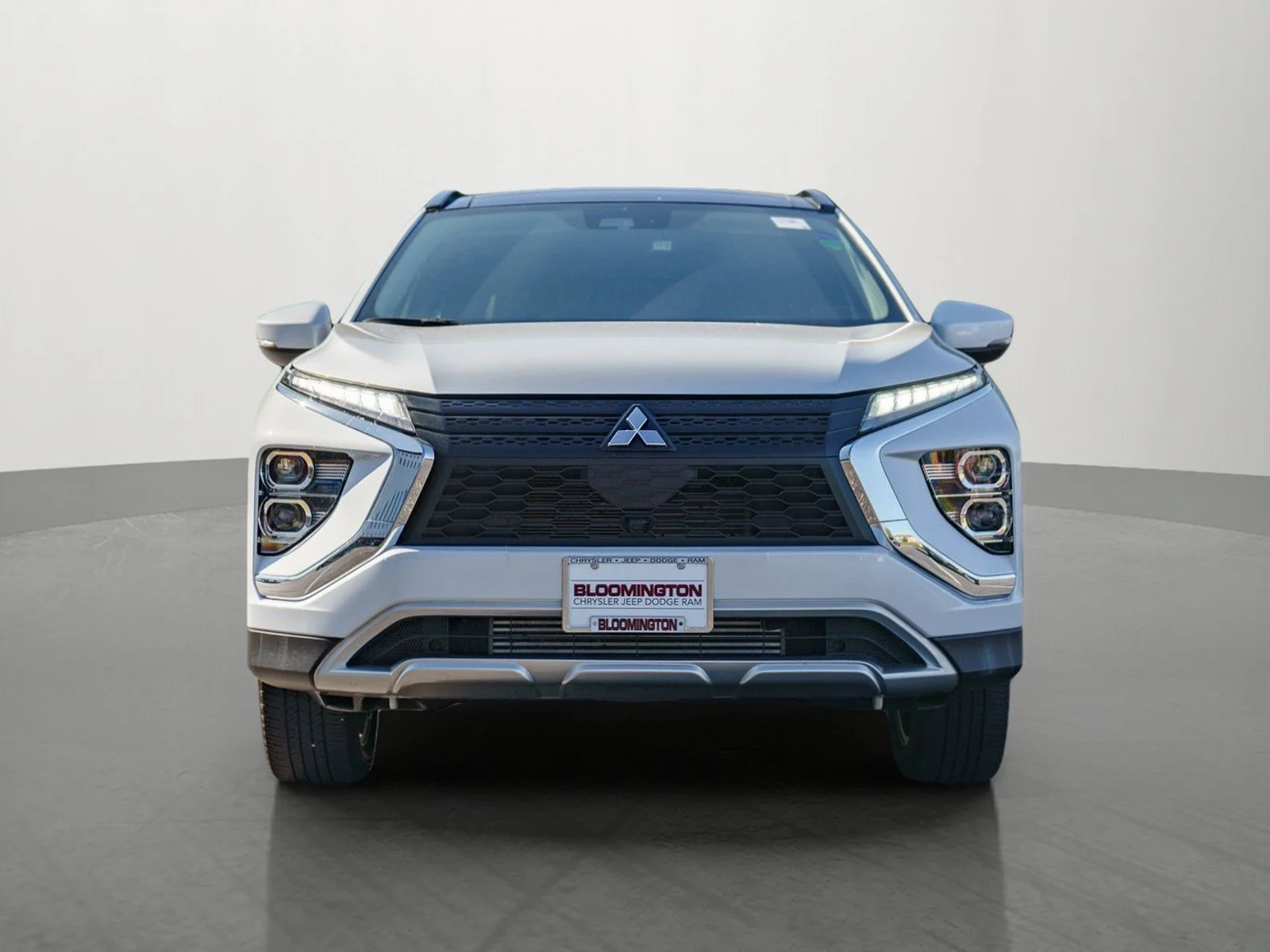Used 2024 Alloy Silver Metallic Mitsubishi SE image 2