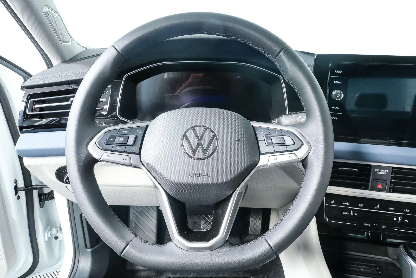 New 2027 Opal White Pearl Volkswagen SE image 13