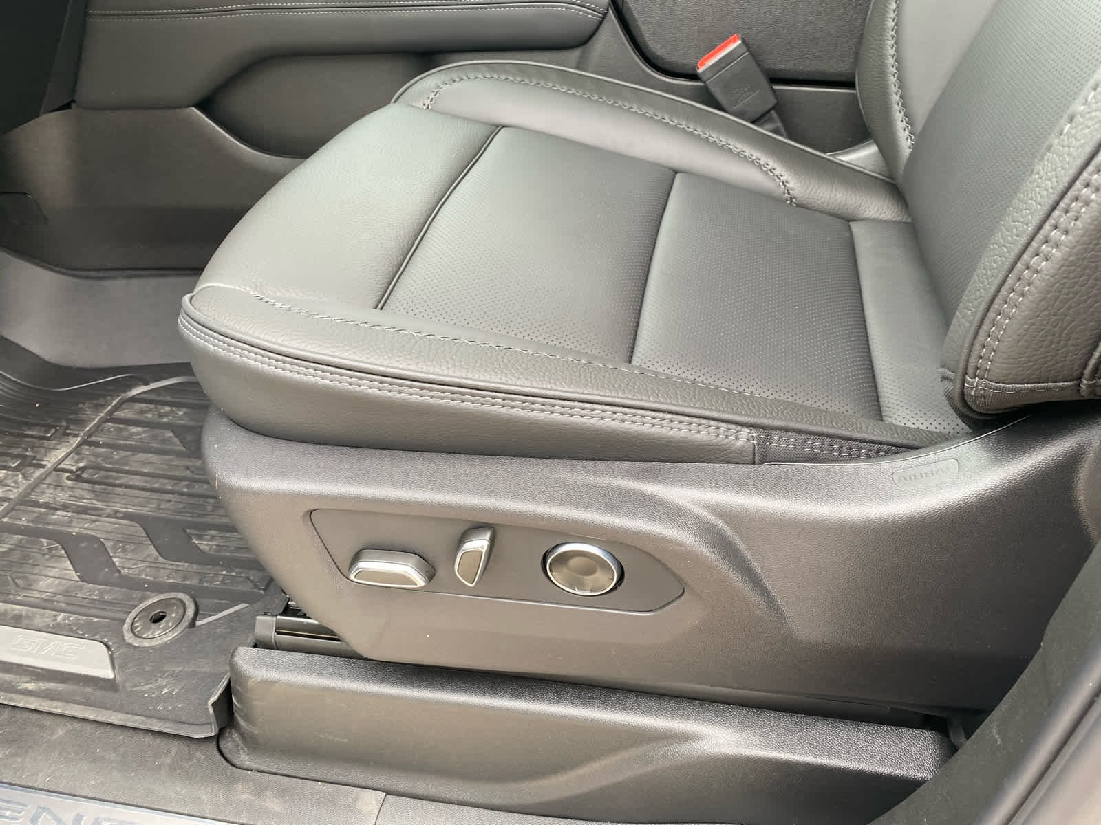 2026 GMC Yukon Denali - Photo 15