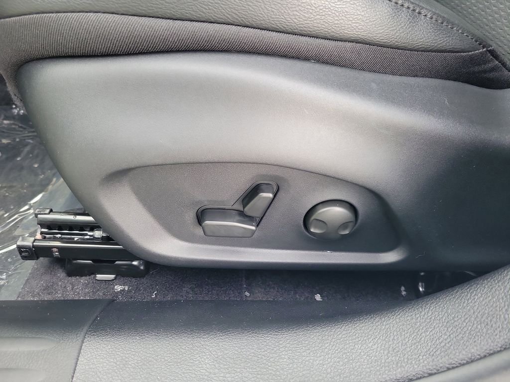 New 2026 Bright White Clearcoat Jeep Latitude image 17