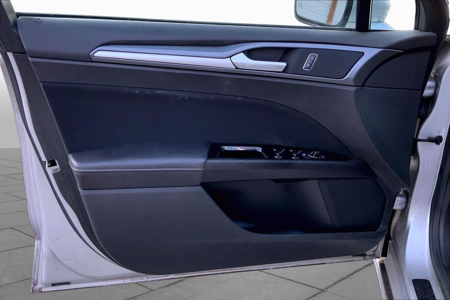 Used 2015 Ingot Silver Ford SE image 18