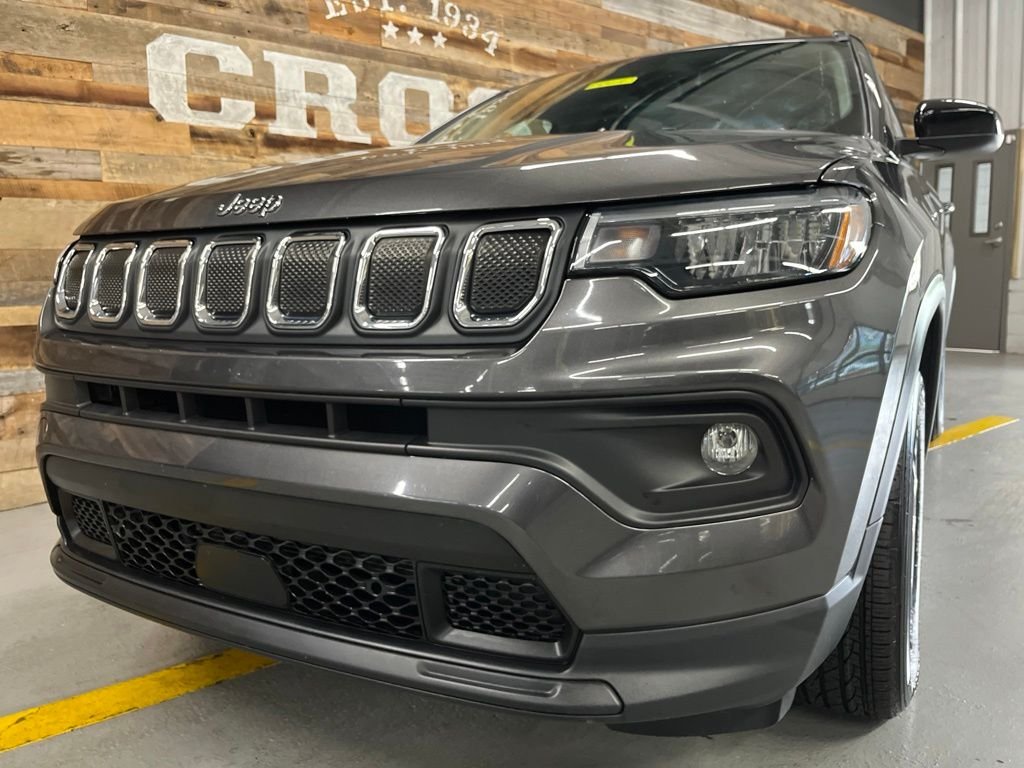 Used 2022 Crystal Metallic Jeep Latitude image 9