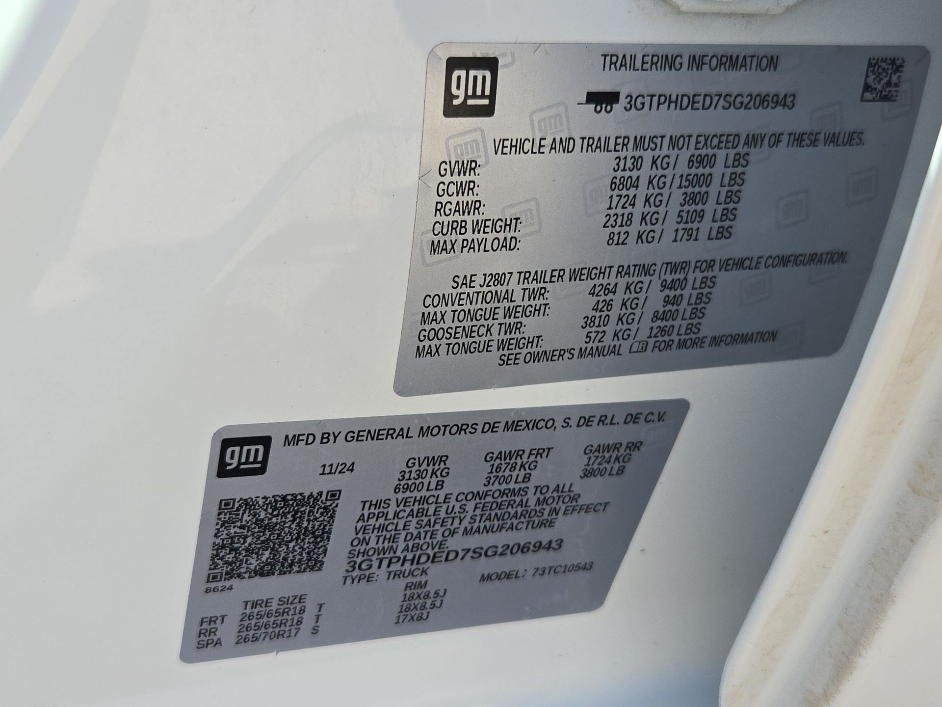 Used 2025 Summit White GMC SLT image 33