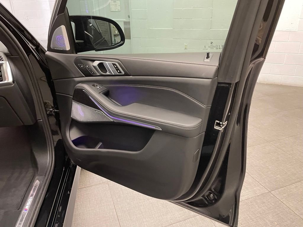 Used 2026 Black BMW M60i image 31
