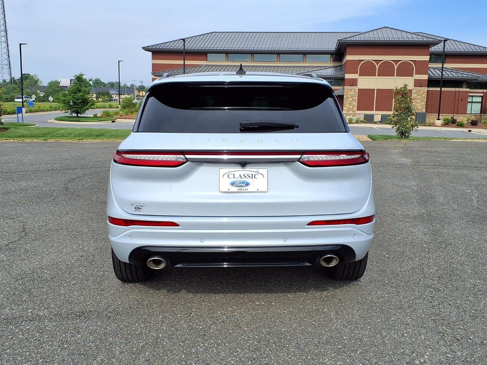 Used 2025 Crystal White Metallic Clearcoat Lincoln Grand Touring image 11