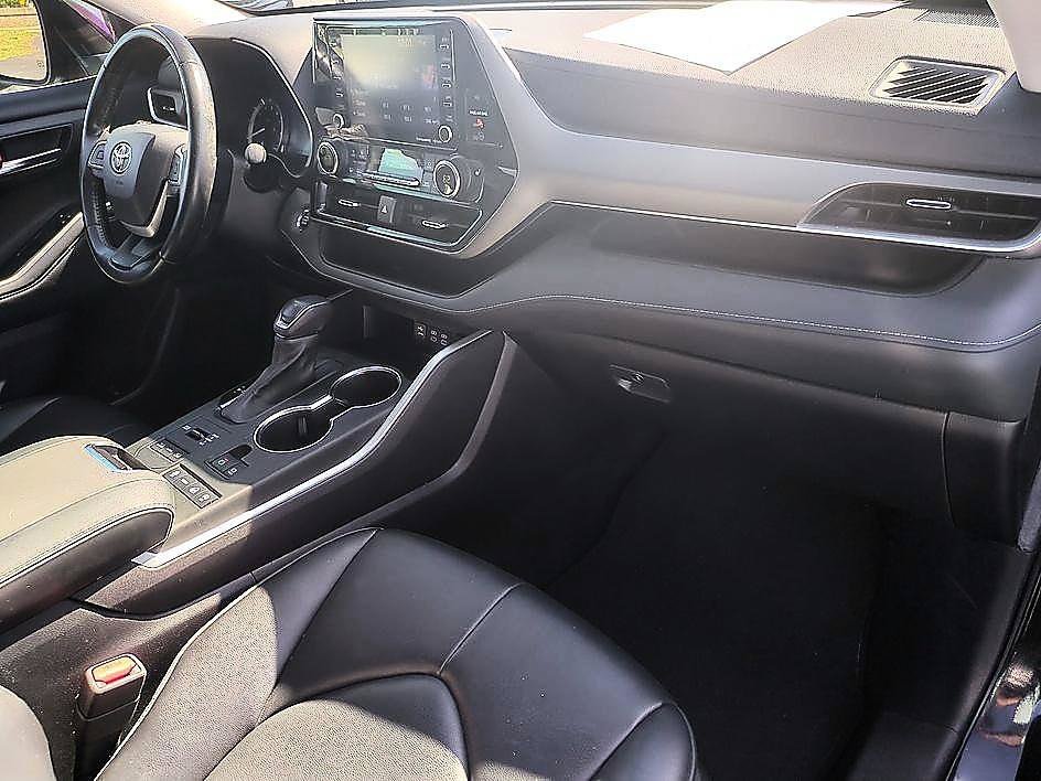 Used 2022 Midnight Black Metallic Toyota XLE image 34