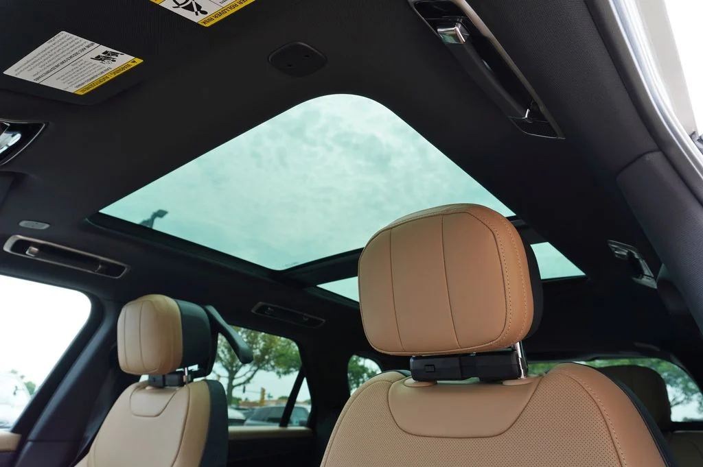 New 2026 Fuji White Land Rover Dynamic SE image 14