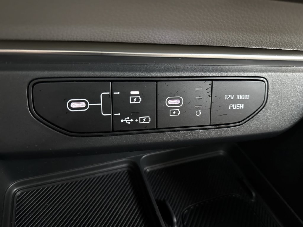 Used 2025 Ivory Kia SX image 33