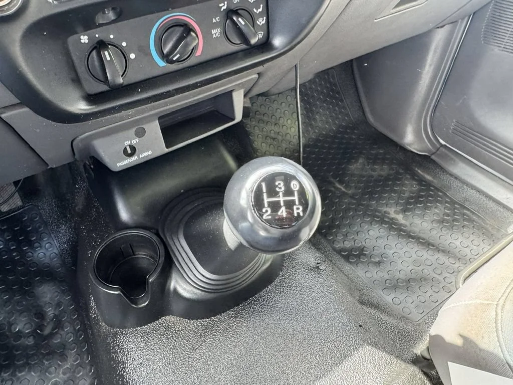 Used 2001 White Ford  image 21