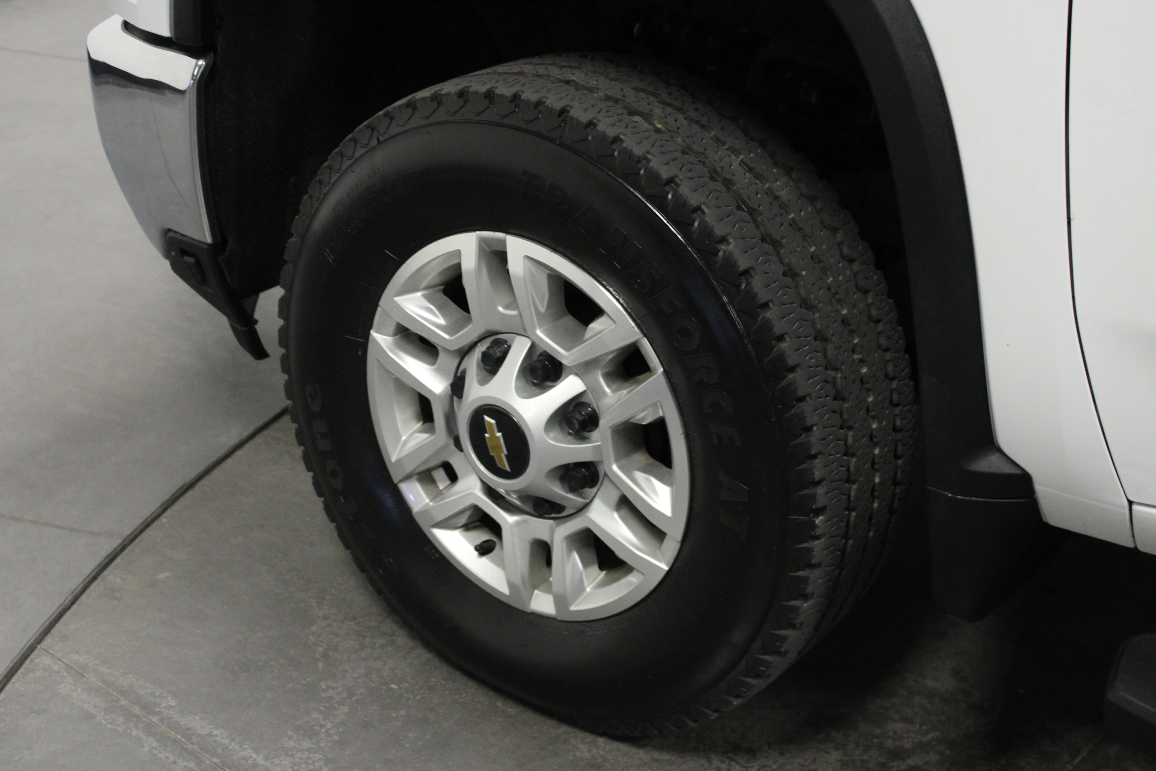 Used 2025 Summit White Chevrolet LT image 10