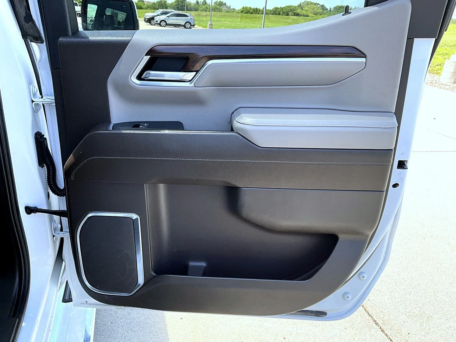 Used 2022 White GMC SLT image 18