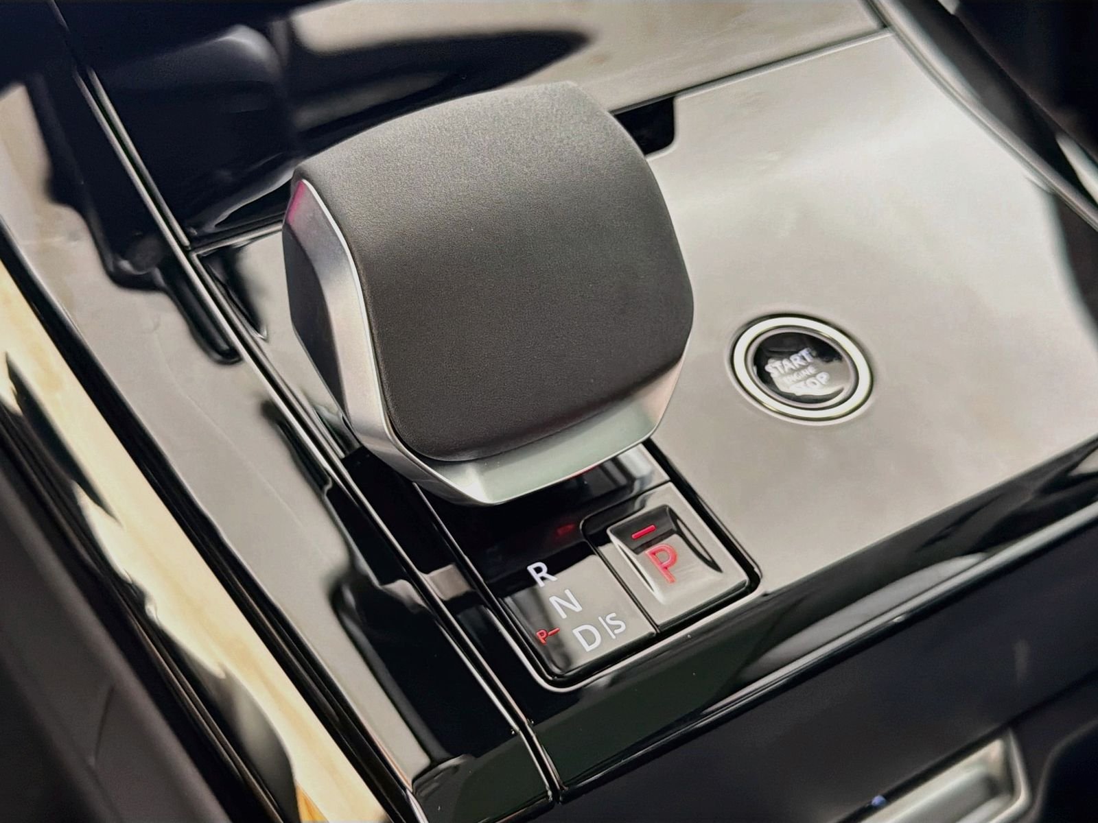 New 2027 Ostuni Pearl White Land Rover Battersea Edition image 16